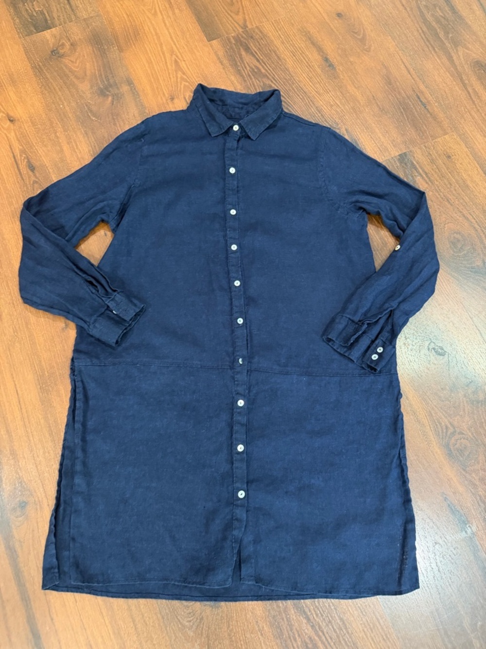 Tahari women's 100% Linen Tunic Top Shirt sz L Button Down Navy Blue